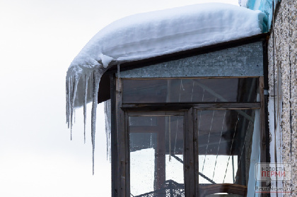 После гибели женщины от упавшего снега мэрия Перми проверяет крыши домов