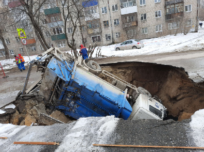 Пермские энергетики подняли провалившийся под землю грузовик