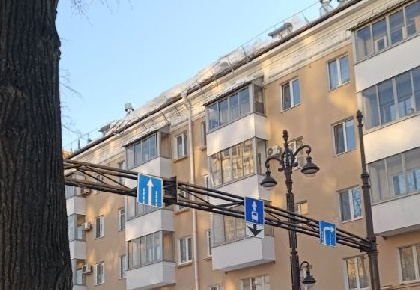 В центре Перми снег сломал конструкцию на крыше дома и завалил тротуар