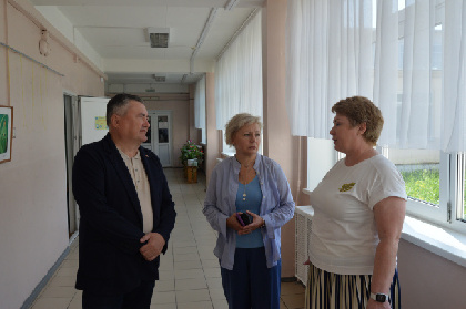Валерий Сухих проверил ход ремонтных работ в образовательных учреждениях Чайковского округа