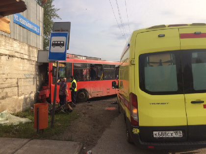 В аварии с автобусом в Перми пострадали более 30 человек, в том числе 10 детей