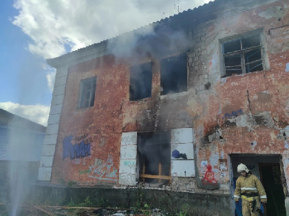 В Кунгуре горело заброшенное здание