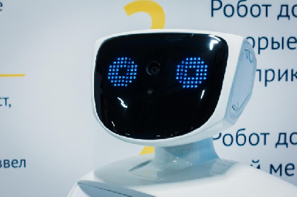 В Перми робот-чиновник измеряет температуру посетителей краевой администрации