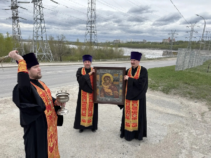 Священнослужители объехали Пермь с иконой Божией Матери «Пермская», освятив город и прилегающие территории