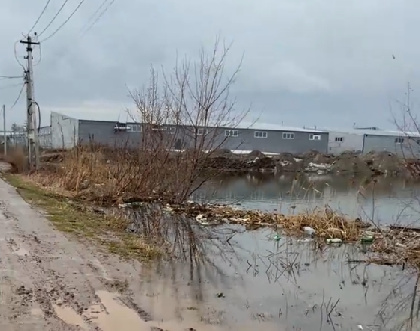СК проводит проверку в деревне Хмели Пермского округа из-за загрязнения озера строительным мусором