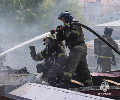 В Перми ликвидируют сильный пожар на улице Пушкина