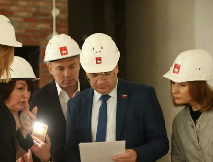 Эдуард Соснин проинспектировал капремонт двух школ в Свердловском районе Перми и оценил цифрового двойника водоканала