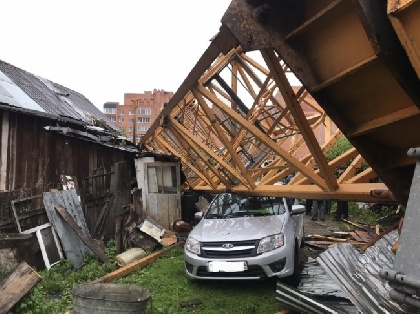 «Крыша рухнула прямо туда, где сидел сын»: жильцы дома, на который упал кран, просят помощи в соцсетях