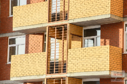 Пермяк захотел покурить на балконе, и уронил оконную створку на чужой автомобиль