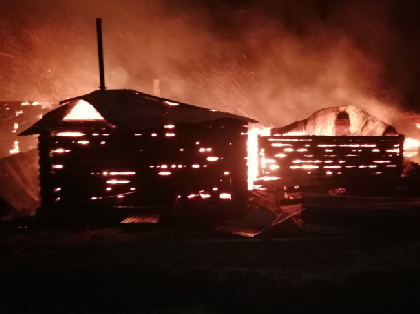 В Добрянском районе пожар из-за непотушенного окурка уничтожил два жилых дома