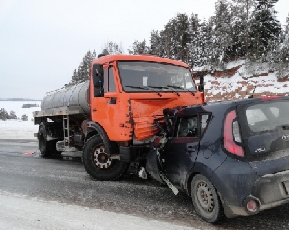 В Прикамье легковушка врезалась в «КАМАЗ»