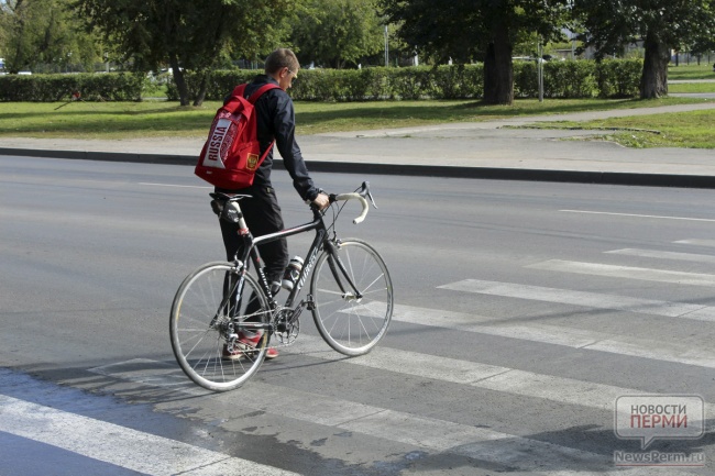 Слезть с велосипеда. Пешеход с велосипедом. На велосипеде через дорогу. Велосипедист переходит дорогу. Через велосипед.