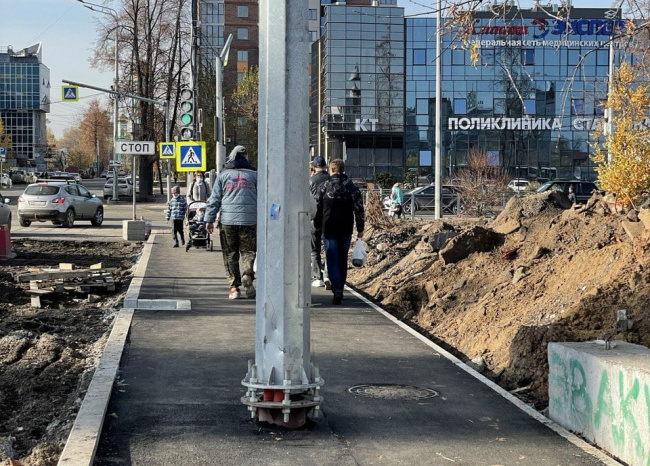 Столбу тротуара. Опоры освещения на тротуаре. Столб посреди тротуара. Столбы освещения на тротуаре. Опоры посреди пешеходной дорожки.