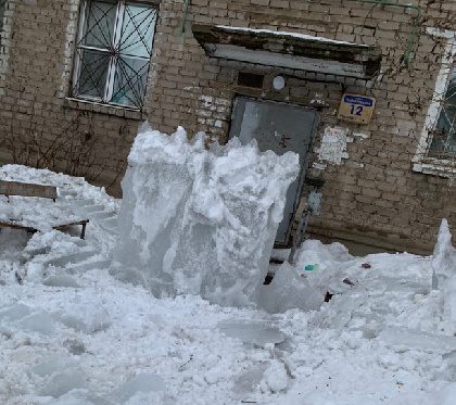 В Перми с крыши жилого дома упала глыба снега и перегородила вход в подъезд