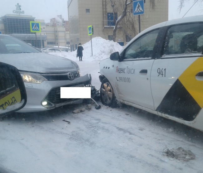 Такси салым. Авария такси в Москве зима.