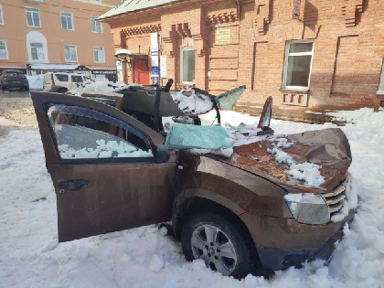 В Соликамске снежная глыба раздавила автомобиль: водитель госпитализирован