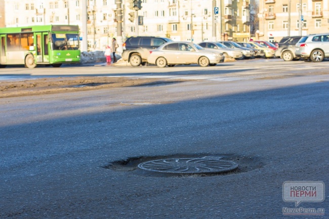 Дороги тают. Колодцы на проезжей части. Канализационный колодец на проезжей части. На дороге много колодцев. Пермские дороги весной.