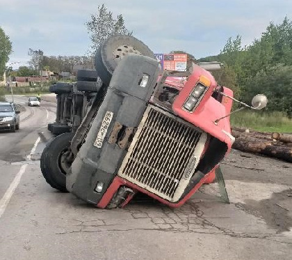 В Чусовом самосвал упал на легковой автомобиль