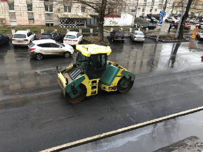 В Перми подрядчик укладывает асфальт в дождь и лужи