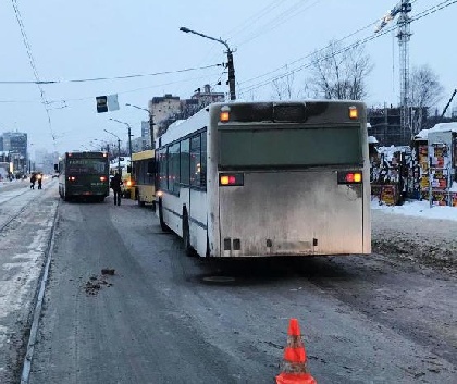 В Перми женщину насмерть зажало между двумя автобусами