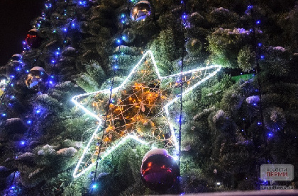 В Лысьве ветер уронил новогоднюю елку