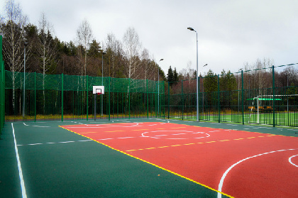 В пермской школе №63 обустроили современную спортивную площадку