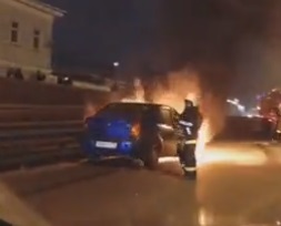 В Перми у центрального рынка вспыхнул автомобиль