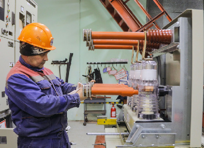 На Соликамском магниевом заводе запустили умную установку для проверки диэлектрических перчаток