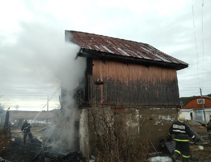 В Кунгуре сгорели дачный домик и машина в гараже