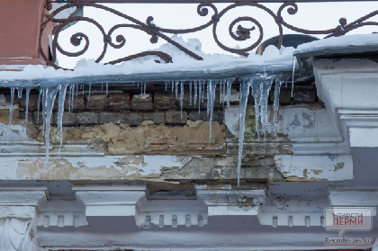 Пермяки жалуются на падающие с крыши дома куски льда