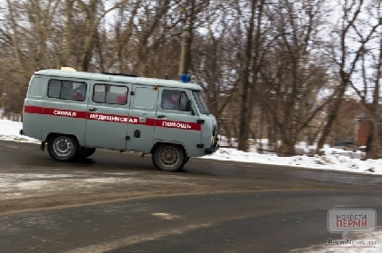 Пьяный мужчина выпал из автобуса и сломал себе нос