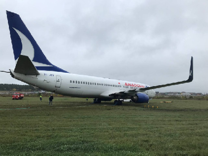 В пермском аэропорту самолет турецкой авиакомпании выкатился на газон