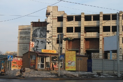 В Перми сносят долгострой с портретом Есенина