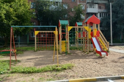 В пермских дворах продолжаются работы по благоустройству