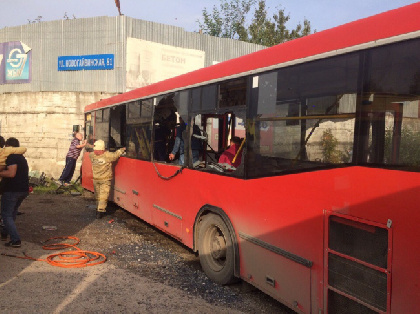 В Перми пассажирский автобус врезался в здание, погибла женщина