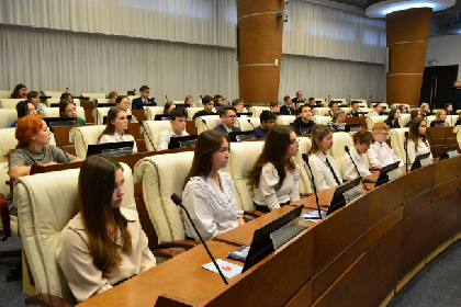 Валерий Сухих провел Парламентский урок для школьников Прикамья