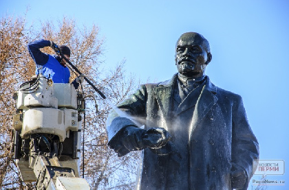 В Перми начали мыть памятники