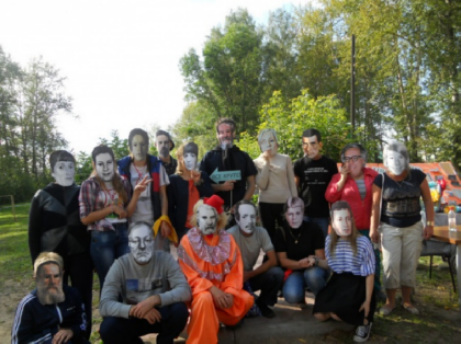 Жители поселка Ергач устроили маскарад, надев маски с лицами писателей