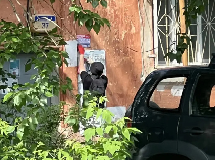 В Индустриальном районе Перми задержали расклейщика незаконных объявлений — ему грозит штраф до 5 тысяч рублей