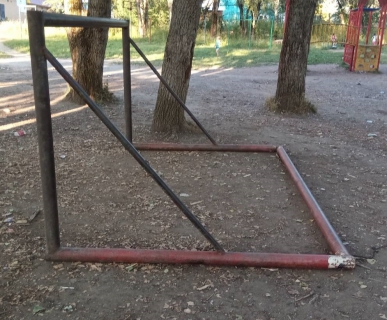 В Александровске футбольные ворота насмерть придавили ребенка