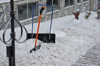 Предпринимателей обязали убрать снег вокруг своих объектов