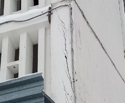 Комиссия осмотрела дом с трещинами на панели в Левшино