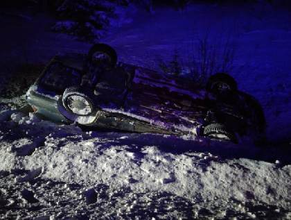 В Пермском крае на дороге опрокинулась Toyota Camry