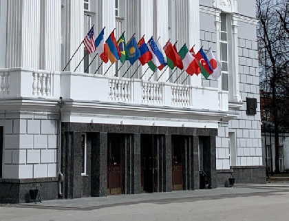 Флаги стран НАТО на фасаде пермского театра во время конкурса «Арабеск» вызвали бурные обсуждения