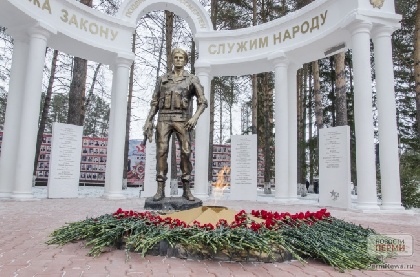 На территории Пермского кадетского корпуса открыли мемориал Герою России Федору Кузьмину