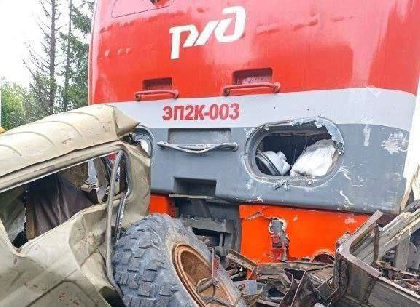 В Пермском крае пассажирский поезд столкнулся с грузовиком