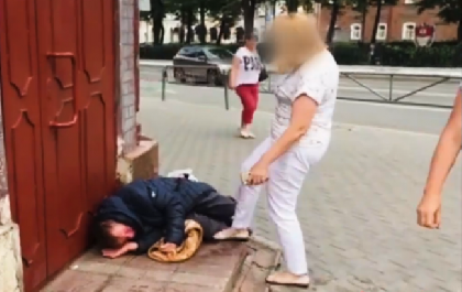 Пермскую чиновницу уволили за то, что она пнула бездомного