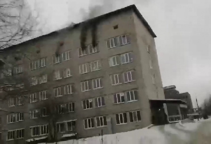 В Соликамске загорелась больница