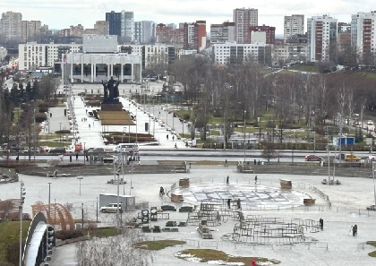 В Перми на эспланде начали устанавливать 33-метровую новогоднюю ёлку