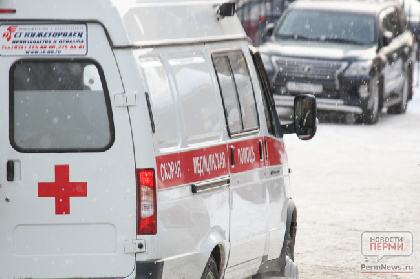 В Кизеле жена пациента откапывала застрявшую в снегу машину скорой помощи